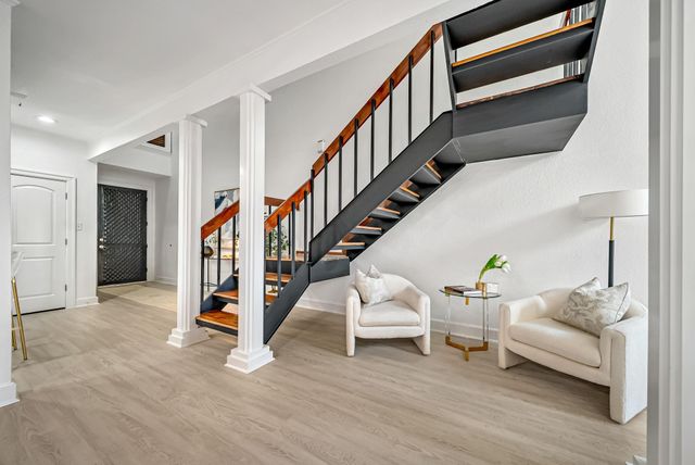 516 S Post Oak Lane 18, Houston, TX 77056