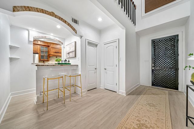 516 S Post Oak Lane 18, Houston, TX 77056