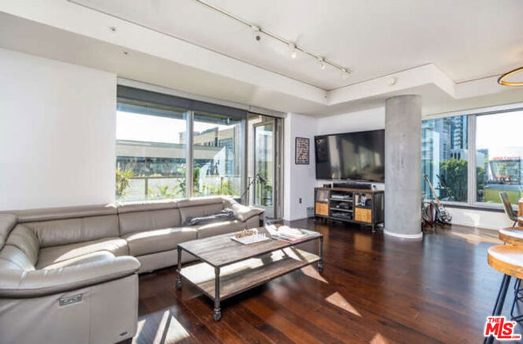 1155 S Grand Avenue 404, Los Angeles, CA 90015