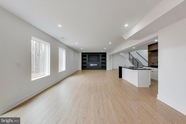 6634 DAVIS FORD RD, Manassas, VA 20111