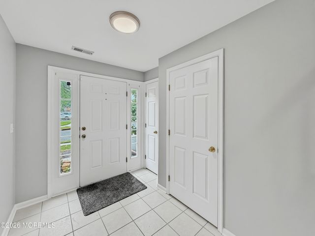 49 Abby Road, Farmingdale, NJ 07727