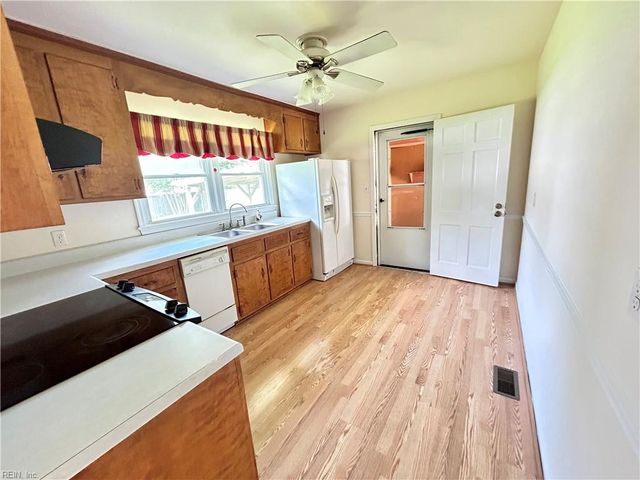 1813 Lake View DR, Hampton, VA 23666