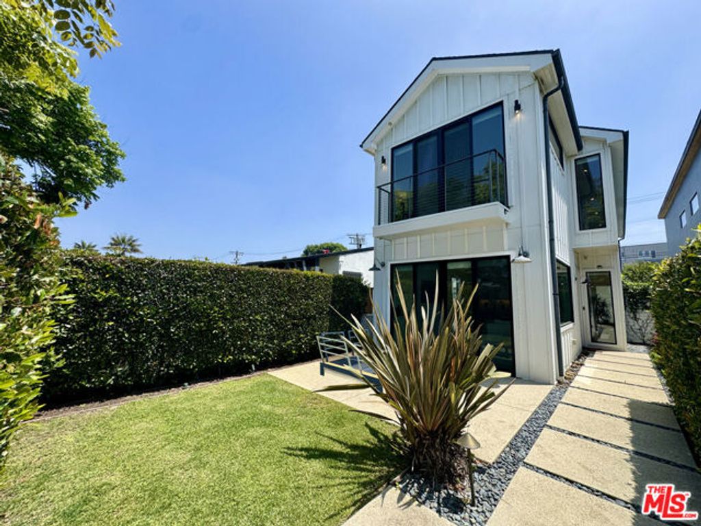 11848 Tennessee Place, Los Angeles, CA 90064