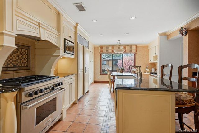 144 The Crescent, Roslyn Heights, NY 11577