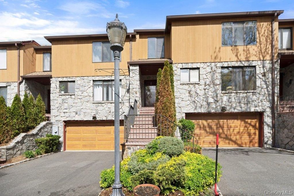 144 The Crescent, Roslyn Heights, NY 11577