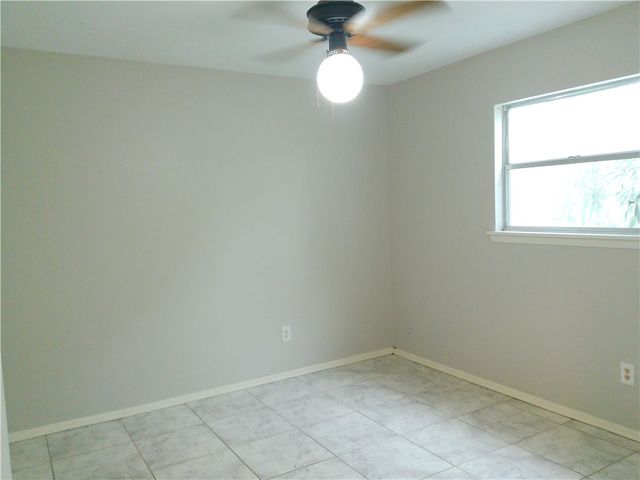 1902 Tara Dr, Corpus Christi, TX 78412