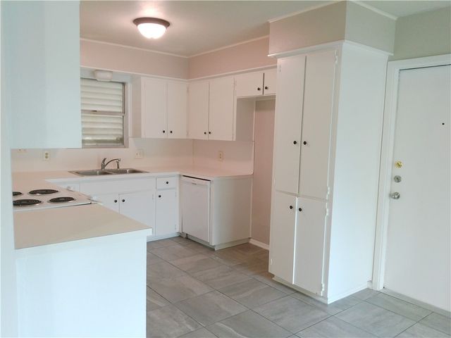 1902 Tara Dr, Corpus Christi, TX 78412