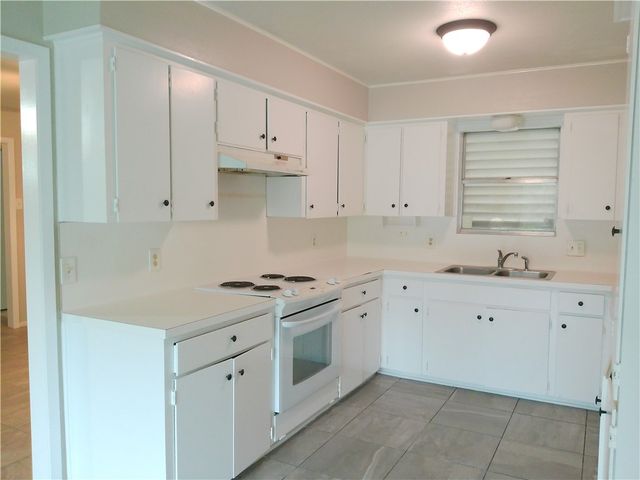 1902 Tara Dr, Corpus Christi, TX 78412