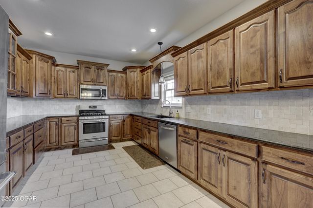 3027 S Winfield Avenue, Joplin, MO 64804