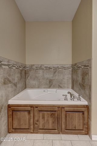 3027 S Winfield Avenue, Joplin, MO 64804