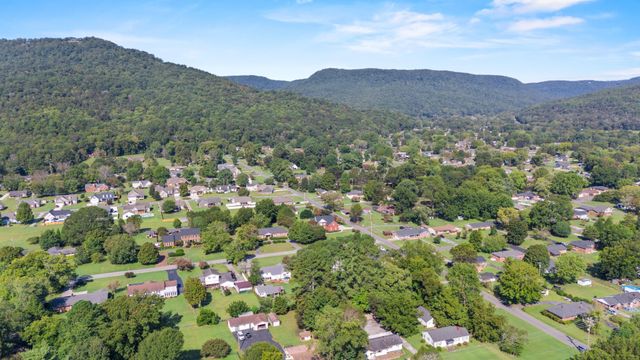 825 Dennis Avenue, Jasper, TN 37347