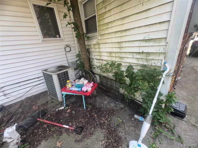 15865 Collingham Drive, Detroit, MI 48205