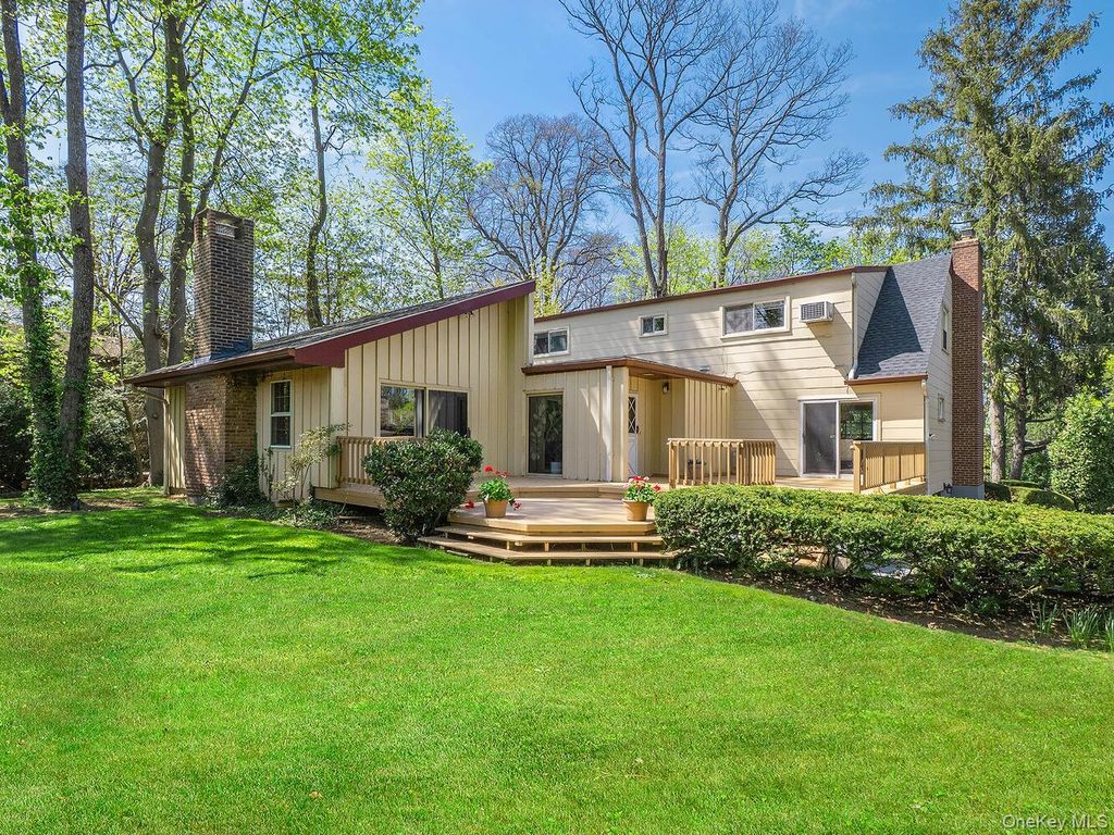 2 Stonytown Road, Manhasset, NY 11030