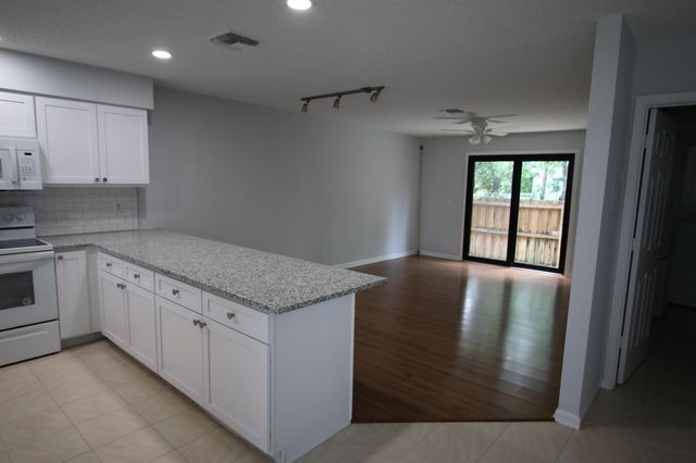 324 W PINE Street 13, Lantana, FL 33462