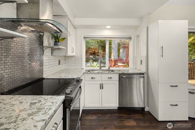 18945 NE 20th Court, Redmond, WA 98052