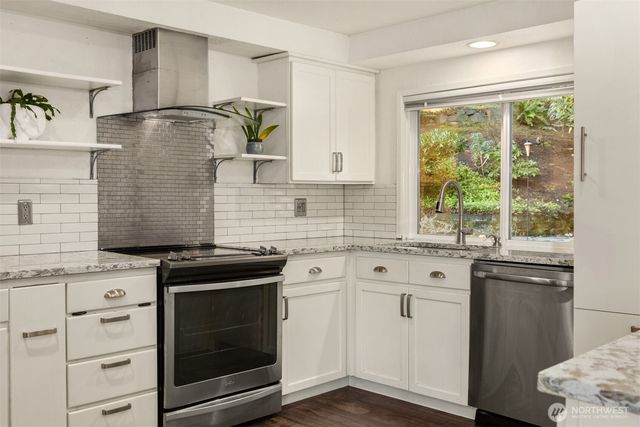 18945 NE 20th Court, Redmond, WA 98052