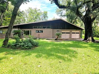 458 Southern Oaks Drive, Lake Jackson, TX 77566