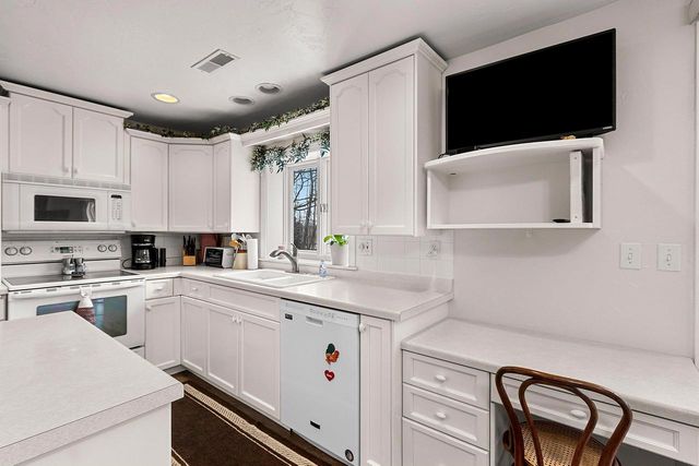 4074 LINDEN LANE, Green Bay, WI 54313