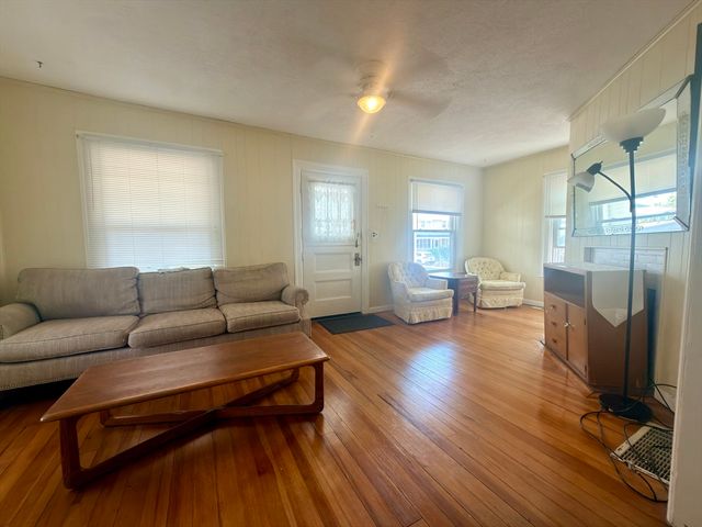 59 C St, Hull, MA 02045