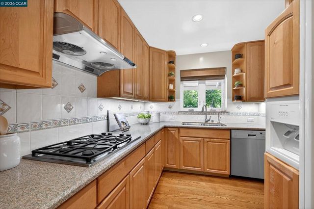 50 Ivy Dr, Orinda, CA 94563