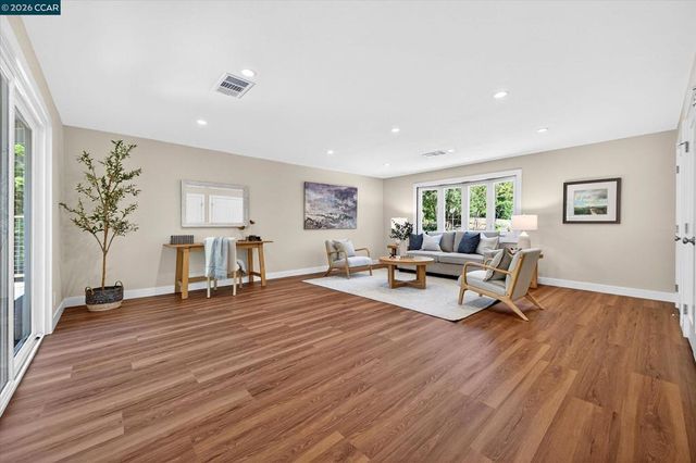 50 Ivy Dr, Orinda, CA 94563