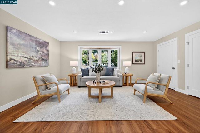 50 Ivy Dr, Orinda, CA 94563