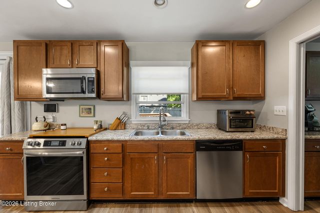 10 Cardwell Way, Louisville, KY 40220