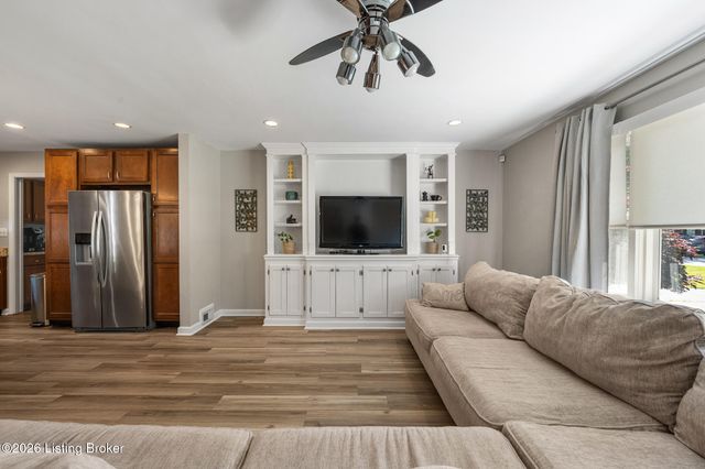 10 Cardwell Way, Louisville, KY 40220