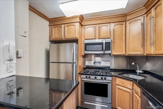 220-55 46th Avenue 5P, Bayside, NY 11361