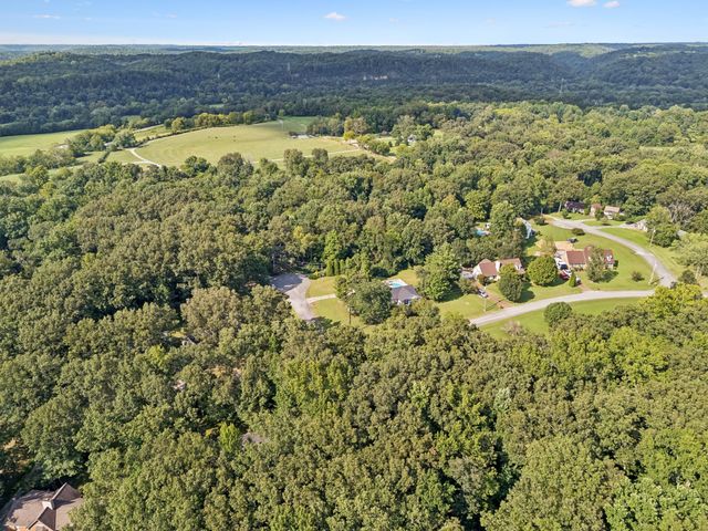 345 Twin Oaks Dr, Kingston Springs, TN 37082