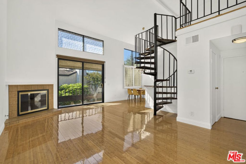 8701 Falmouth Avenue 202, Los Angeles, CA 90293