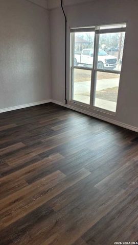 1402 EDRIS DR, San Antonio, TX 78224
