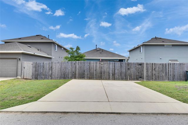 106 Mossycup DR, San Marcos, TX 78666