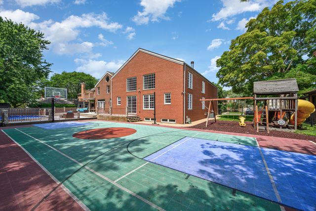 2851 W Rascher Avenue, Chicago, IL 60625