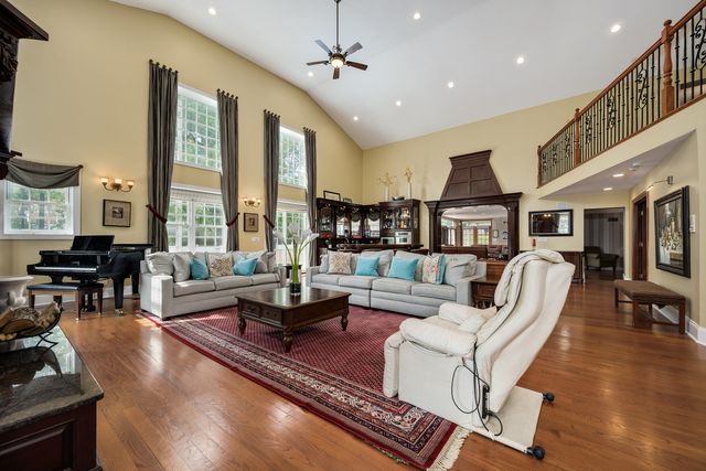 2851 W Rascher Avenue, Chicago, IL 60625