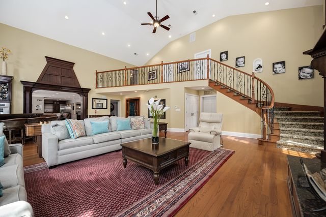 2851 W Rascher Avenue, Chicago, IL 60625
