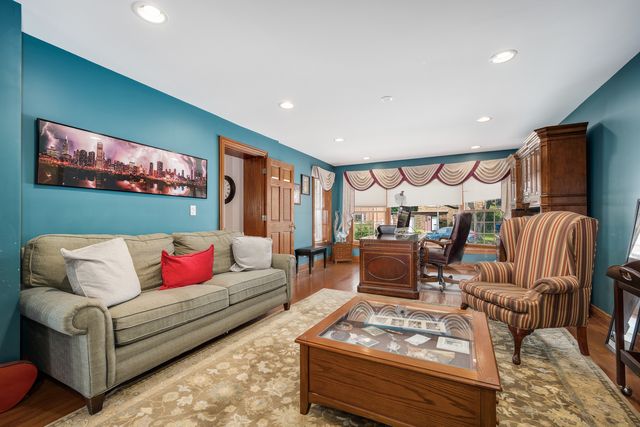 2851 W Rascher Avenue, Chicago, IL 60625
