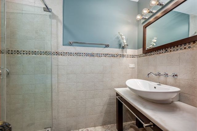 2851 W Rascher Avenue, Chicago, IL 60625