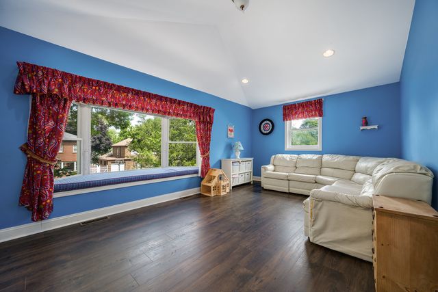2851 W Rascher Avenue, Chicago, IL 60625