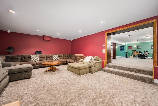 2851 W Rascher Avenue, Chicago, IL 60625