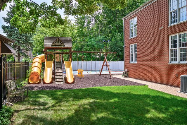 2851 W Rascher Avenue, Chicago, IL 60625
