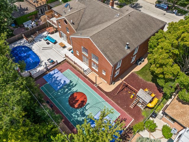 2851 W Rascher Avenue, Chicago, IL 60625