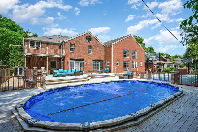 2851 W Rascher Avenue, Chicago, IL 60625