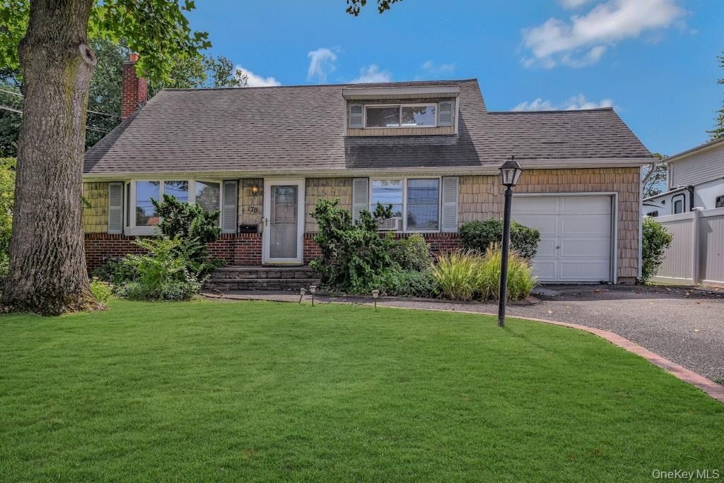170 Wickfield Lane, North Babylon, NY 11703