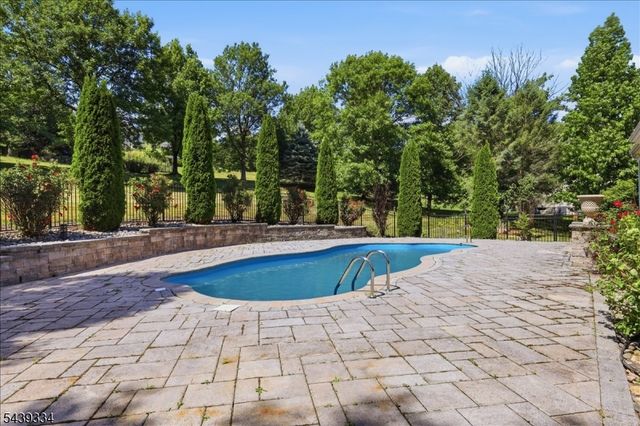 29 Old Schoolhouse Rd, Bethlehem Twp., NJ 08802