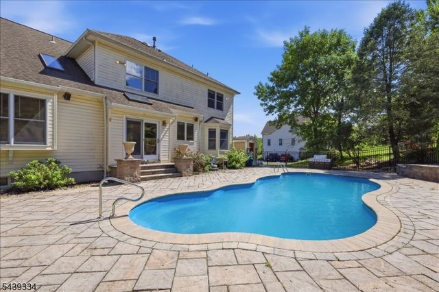 29 Old Schoolhouse Rd, Bethlehem Twp., NJ 08802