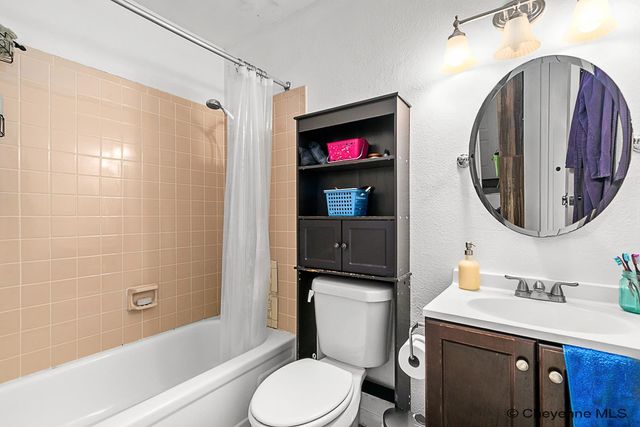 1110 ASHFORD DR, Cheyenne, WY 82007