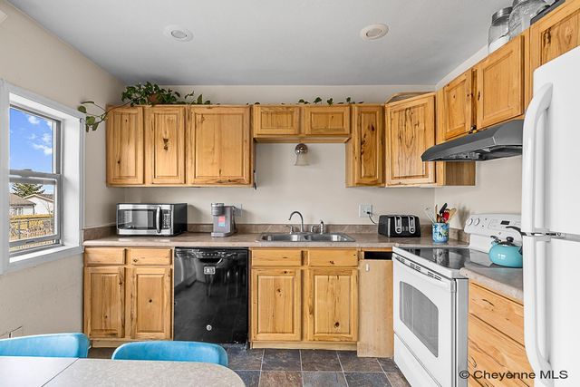 1110 ASHFORD DR, Cheyenne, WY 82007