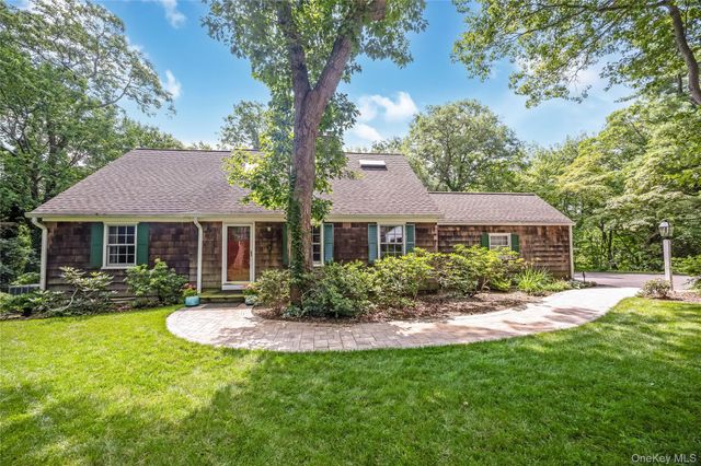 8 Arosa Court, Greenlawn, NY 11740