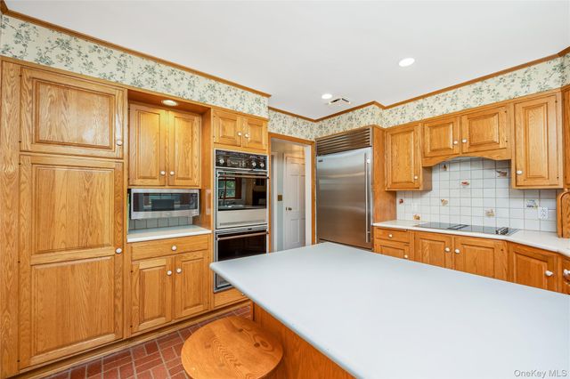 8 Arosa Court, Greenlawn, NY 11740